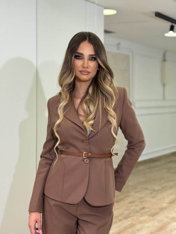 Elegance set sako sa oker kaišićem i pantalone