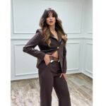 Elegantni komplet sako sa zlatnim dugmetom i duboke pantalone