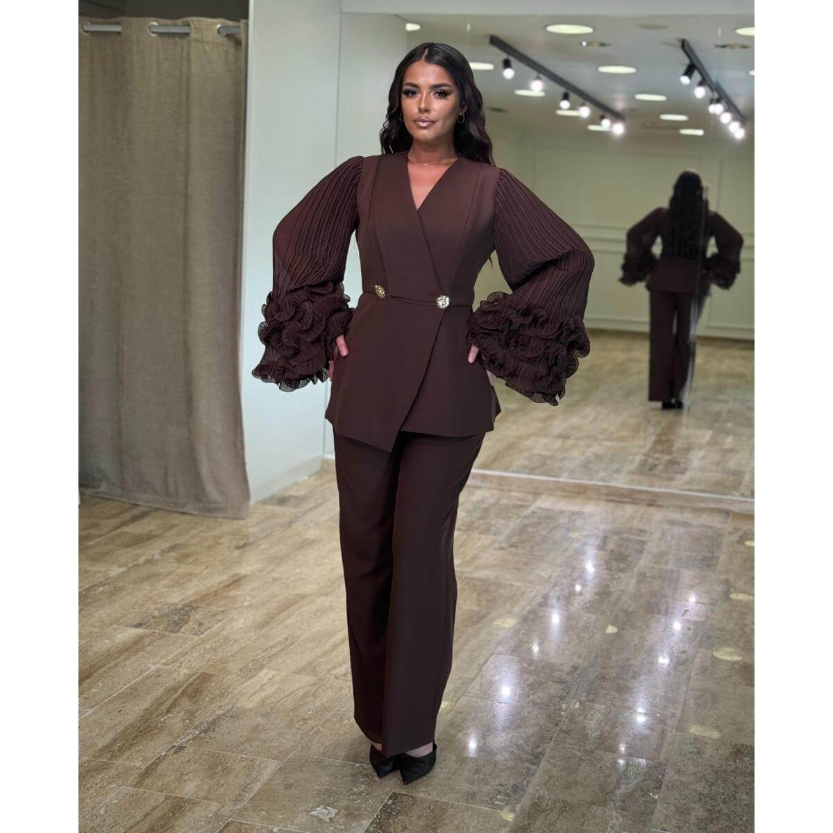 Elegantni ženski komplet sa plisiranim rukavima