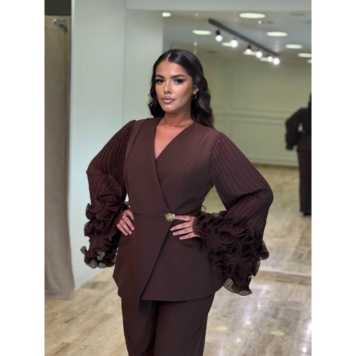 Elegantni ženski komplet sa plisiranim rukavima