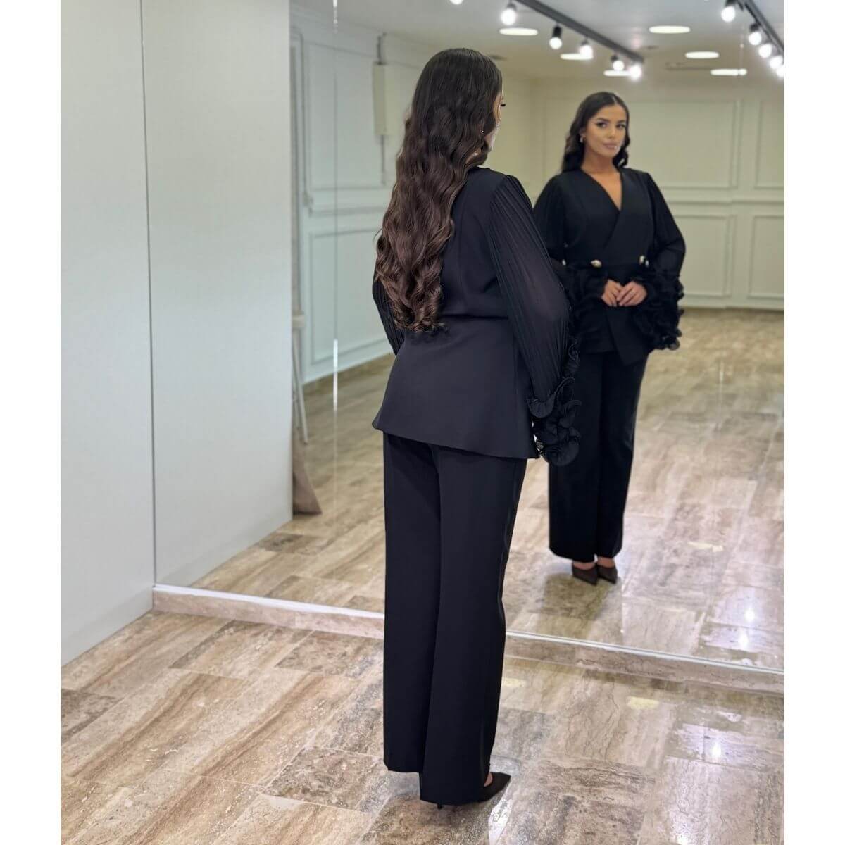 Elegantni ženski komplet sa plisiranim rukavima