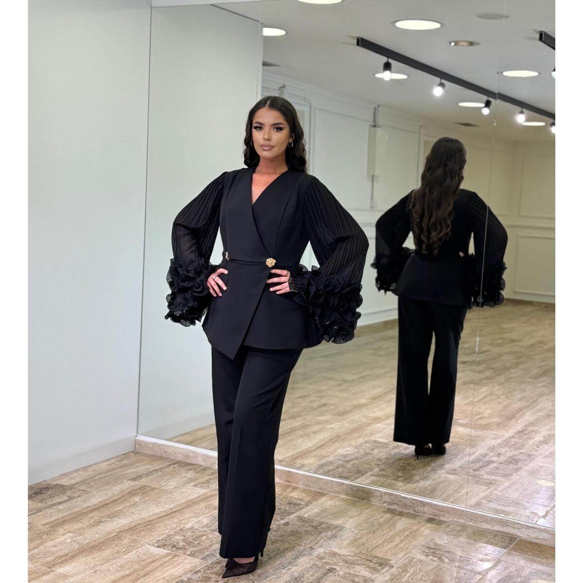 Elegantni ženski komplet sa plisiranim rukavima