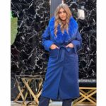 Kraljevsko plavi kaput sa kragnom od prirodnog krzna