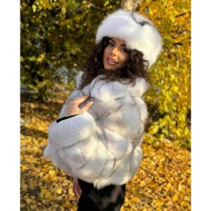 Kratka bundica sa kragnom od prirodnog krzna lisice