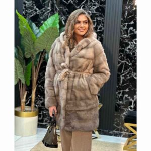 Siva bunda od nerca srednje dužine sa pojasom i kapom