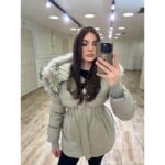 Ženska perjana jakna sa kapuljačom i krznom – strukirani model