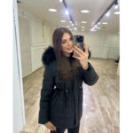 Zimska parka jakna s krznenim rubom i strukiranim krojem