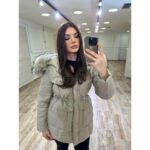 Zimska parka jakna s krznenim rubom i strukiranim krojem