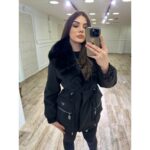 Zimska jakna sa reverom od prirodnog krzna sa istaknutim strukom