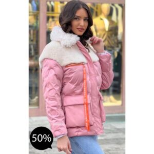 Zimska ženska jakna bledo roze sa vunenom kragnom i belim vunenim detaljima