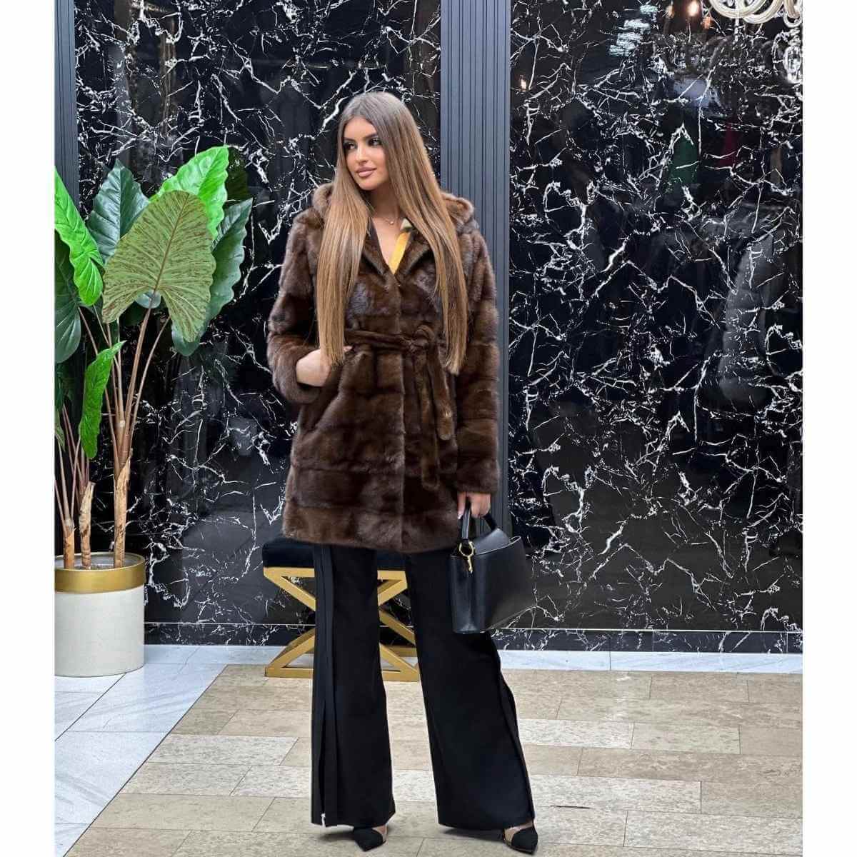 Bunda od nerca srednje dužine sa pojasom i kapom