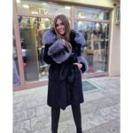 Crna bunda od prirodnog krzna sa raskošnom sivom kapom