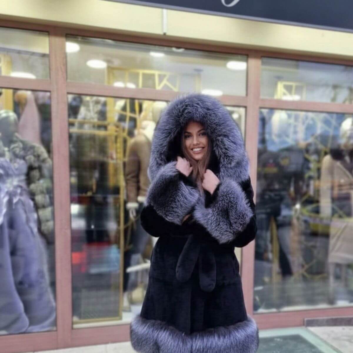 Crna bunda od prirodnog krzna sa kapom i raskošnom sivim krznom