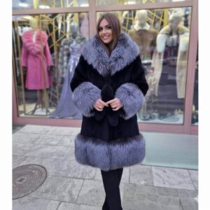Crna bunda od prirodnog krzna sa kapom i raskošnom sivim krznom