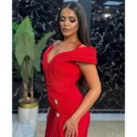 Crvena duga haljina sa drapiranim detaljima i zlatnim akcentima