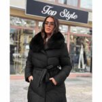 Duga jakna sa raskošnom kragnom i prirodnim krznom