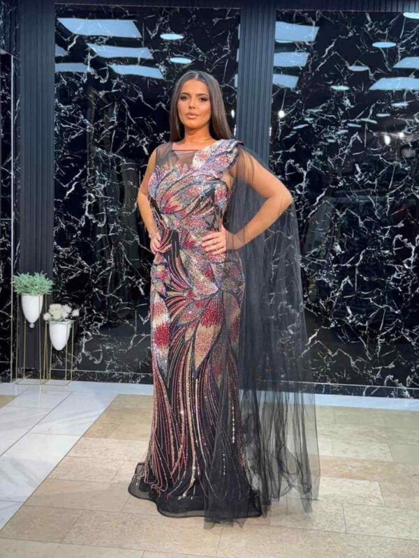 Luksuzna svečana haljina sa ručnim vezom i til ogrtačem – Couture Elegance
