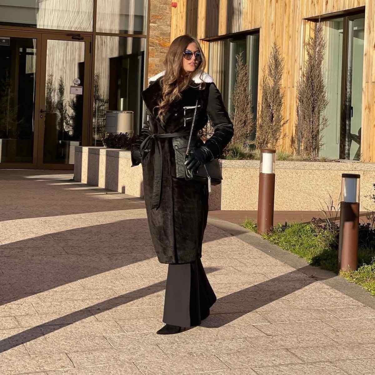 Duga jakna sa kragnom od belog nerca i kožnim detaljima