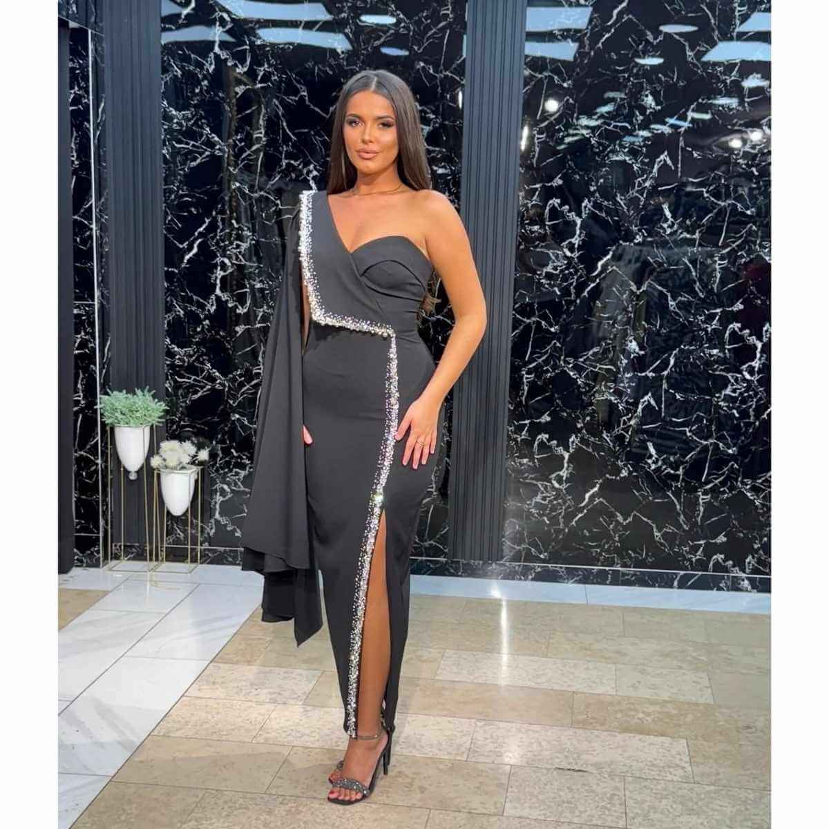 Ekskluzivna crna midi haljina na jedno rame sa kristalnim detaljima