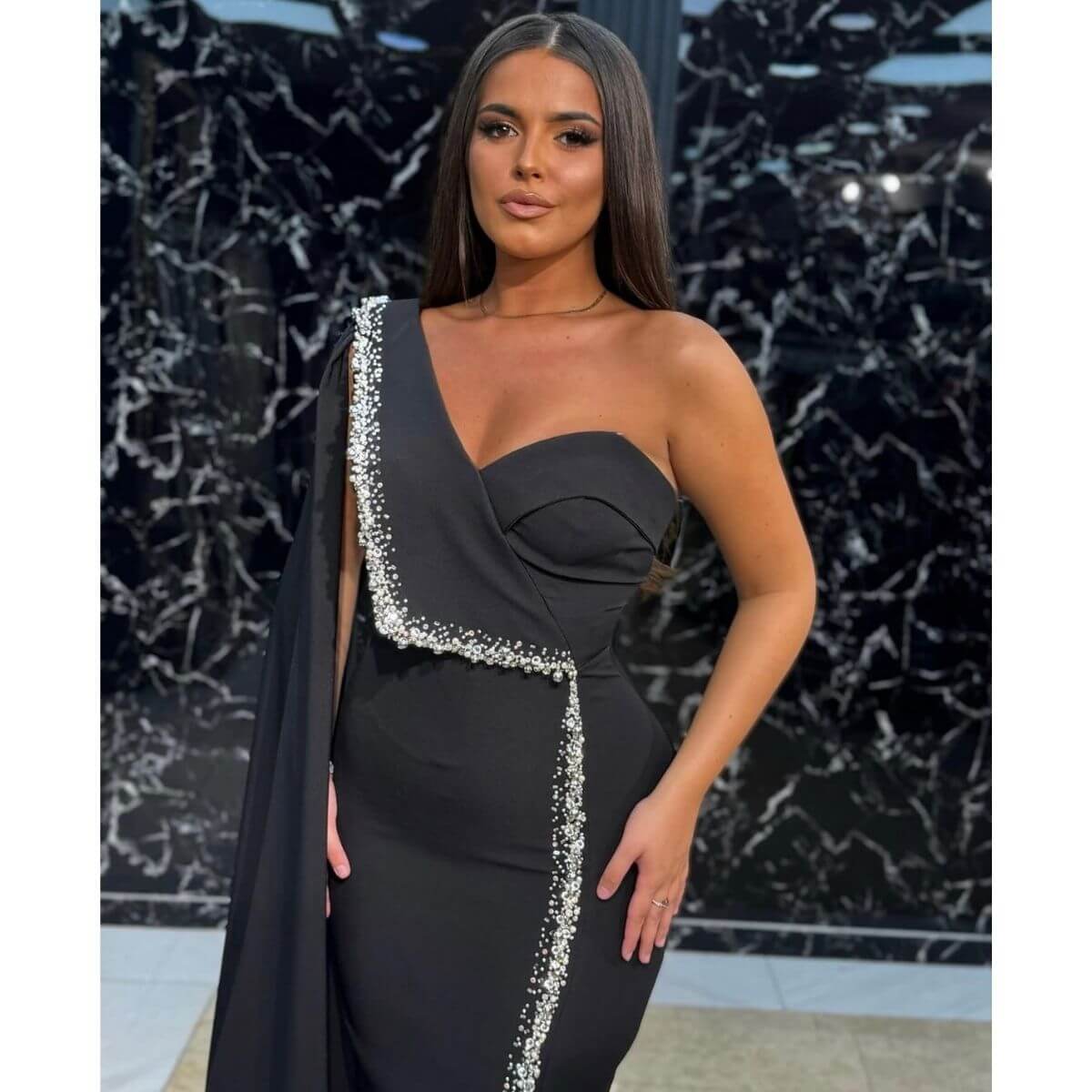 Ekskluzivna crna midi haljina na jedno rame sa kristalnim detaljima
