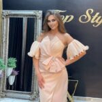 Midi haljina u puder roze nijansi sa plisiranim rukavima i mašnom