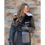 Duga jakna sa kragnom od belog nerca i kožnim detaljima