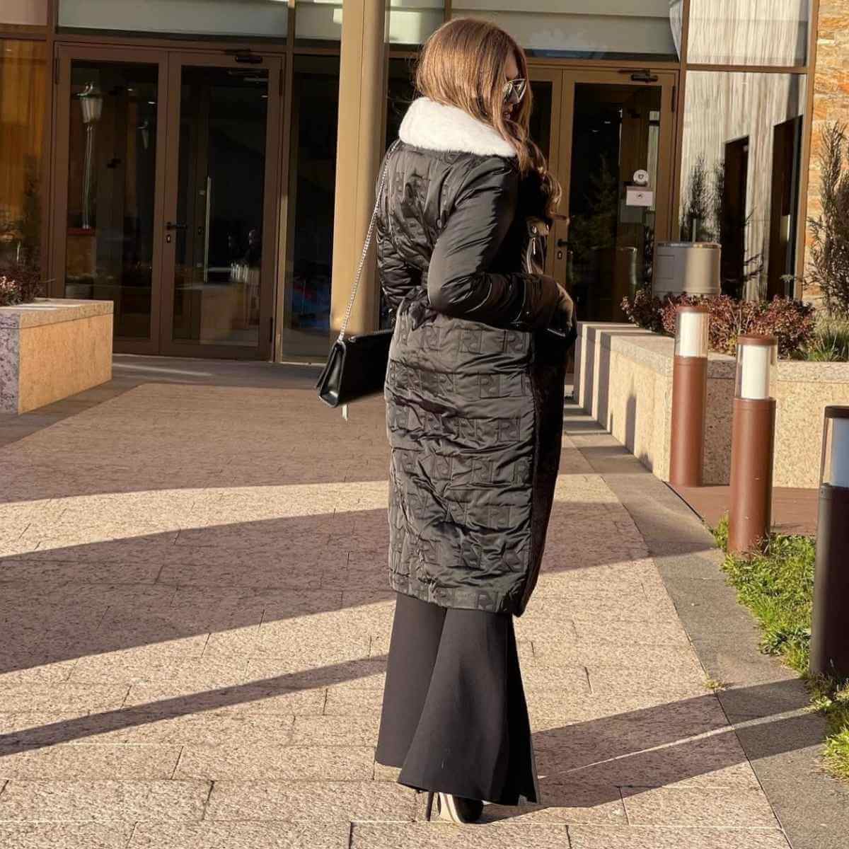 Duga jakna sa kragnom od belog nerca i kožnim detaljima - Slika 4