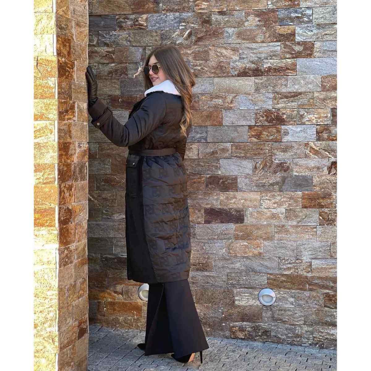 Duga jakna sa kragnom od belog nerca i kožnim detaljima - Slika 3