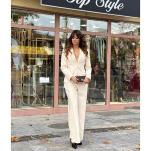 Elegantni bež komplet – sako i pantalone ravnog kroja