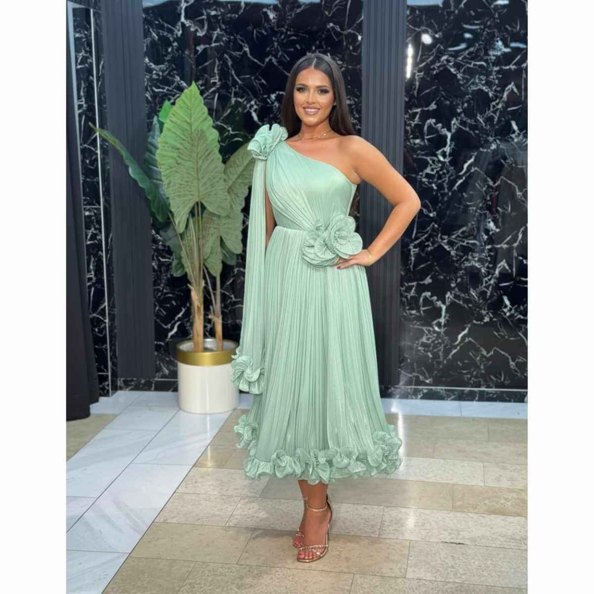 Midi plisirana haljina na jedno rame