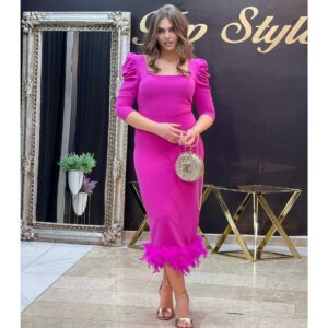 Midi uska haljina sa perjem na porubu