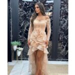 Elegantna čipkana haljina spuštenih ramena sa kaskadnim volanima