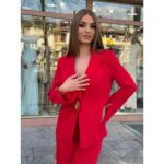 Crveno odelo sa zlatnim detaljima