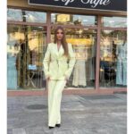 Istaknite svoju eleganciju uz ovaj sofisticirani ženski komplet koji se sastoji od strukiranog sakoa i širokih pantalona u modernoj pastelno zelenoj nijansi. Sako je krojen tako da prati liniju tijela i naglašava siluetu, sa diskretnim, ali efektnim detaljima na rukavima i kopčanju koji dodaju dozu luksuza. Pantalone visokog struka sa ravnim nogavicama pružaju udobnost i izdužuju figuru, čineći ovaj komplet idealnim izborom za poslovne prilike, svečane događaje ili elegantne dnevne kombinacije. Elegantni ženski komplet – sako i pantalone u pastelnoj boji