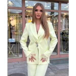 Elegantni ženski komplet – sako i pantalone u pastelnoj boji