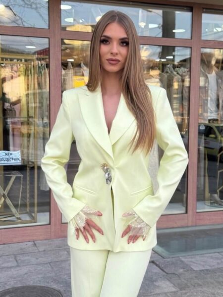 Elegantni ženski komplet – sako i pantalone u pastelnoj boji