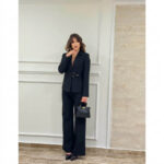 Elegantni ženski komplet sa zlatnom kopčom na sakou