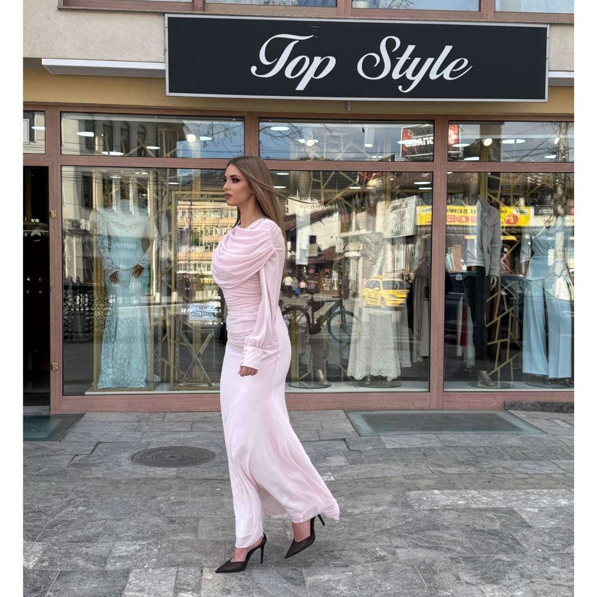 Elegantna haljina u pastelno roze boji