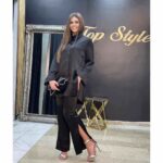 Luna satenski komplet donosi savršenu ravnotežu elegancije i modernog kroja. Oversize košulja sa spuštenim ramenima daje ležernu notu, dok pantalone visokog struka ističu siluetu i vizuelno izdužuju figuru. Lagana, svilenkasta tekstura satena pruža luksuzan osećaj na koži i diskretan sjaj koji ovaj komplet čini idealnim izborom za posebne prilike, večernje izlaske, ali i sofisticirane dnevne kombinacije. Satenski komplet - košulja oversize i pantalone visokog struka