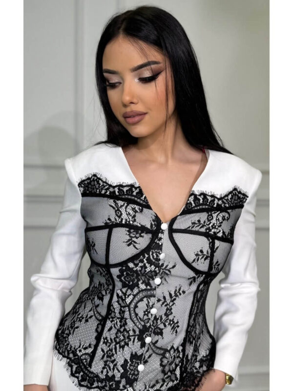 Elegantna Bela Mini Haljina sa Crnim Čipkanim Korsetom