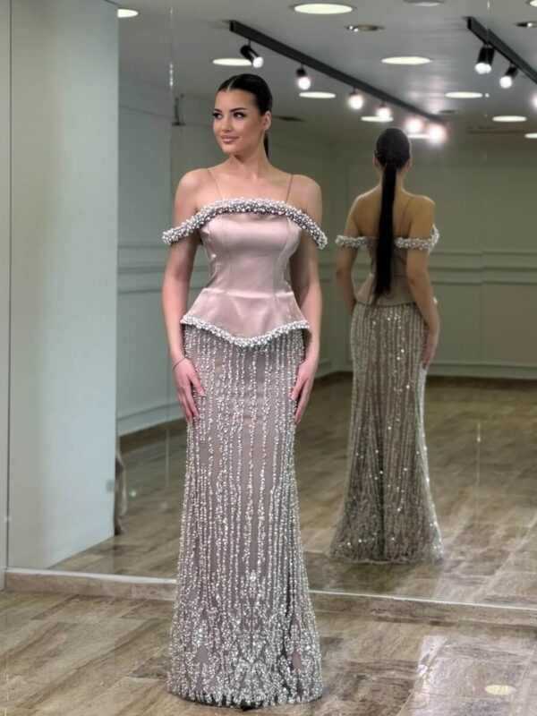Duga svečana haljina sa biserima, peplum korsetom i spuštenim ramenima