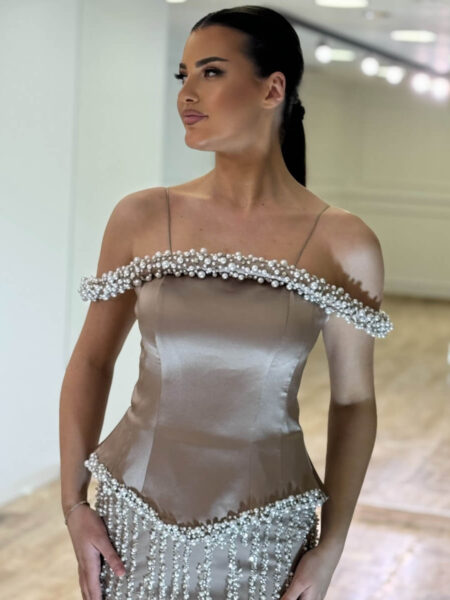 Duga svečana haljina sa biserima, peplum korsetom i spuštenim ramenima