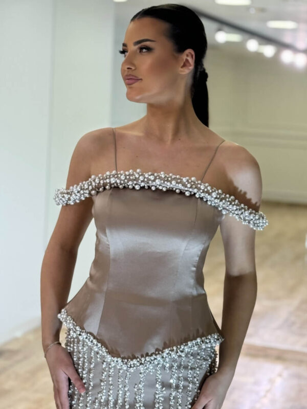 Duga svečana haljina sa biserima, peplum korsetom i spuštenim ramenima