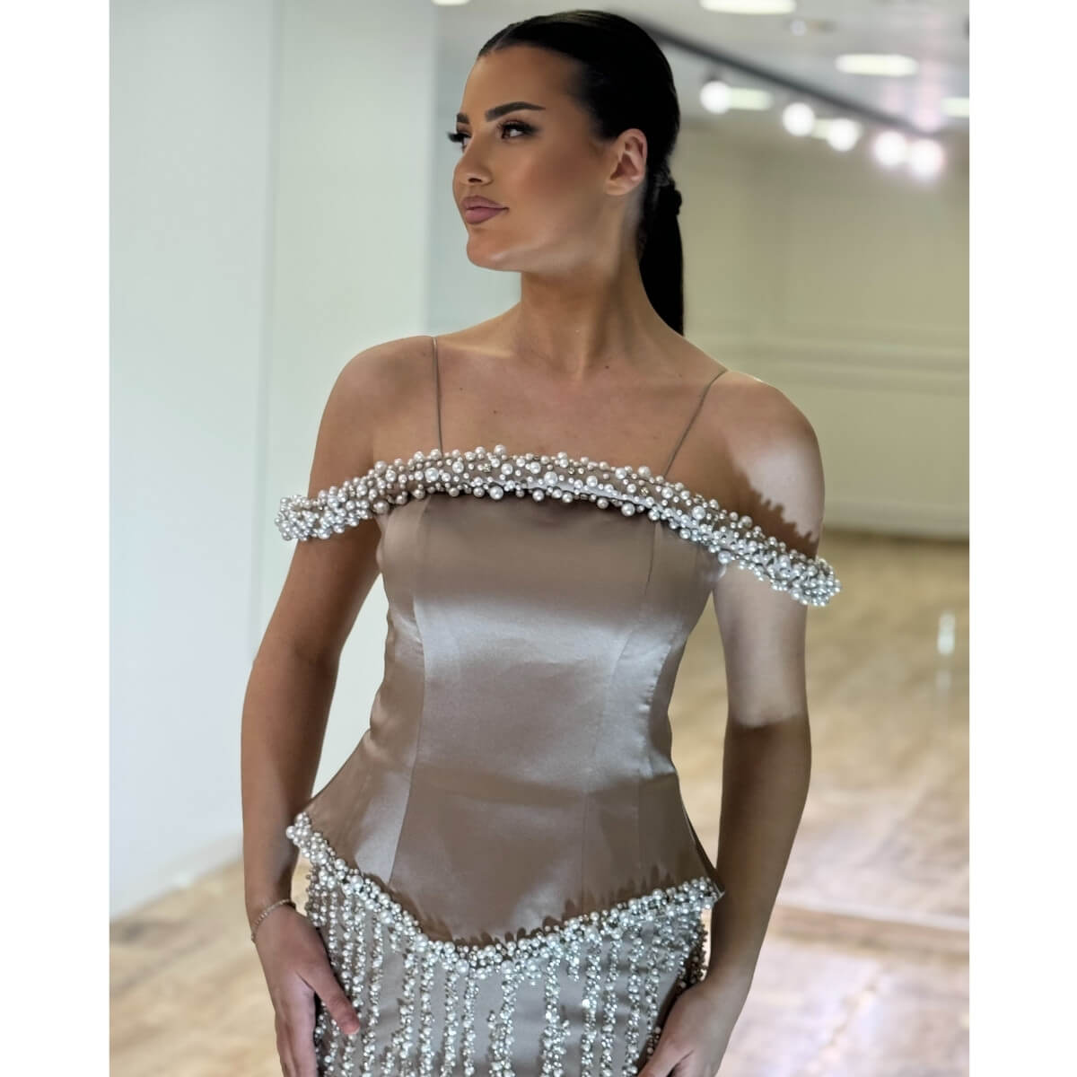 Duga svečana haljina sa biserima, peplum korsetom i spuštenim ramenima