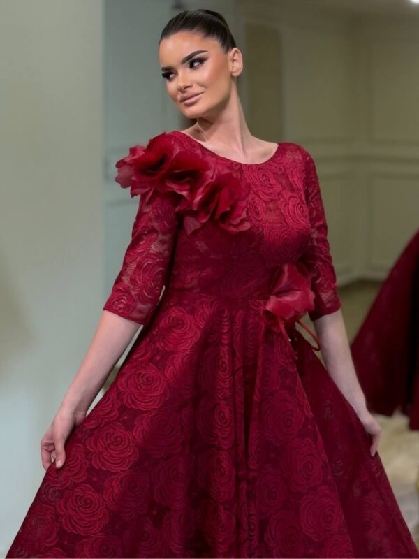 Elegantna čipkasta midi haljina A kroja – bordo