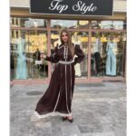 Elegantna duga braon haljina sa belim čipkastim detaljima