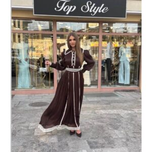 Elegantna duga braon haljina sa belim čipkastim detaljima