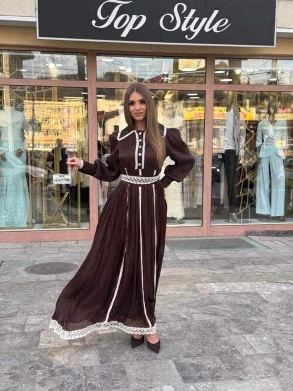 Elegantna duga braon haljina sa belim čipkastim detaljima