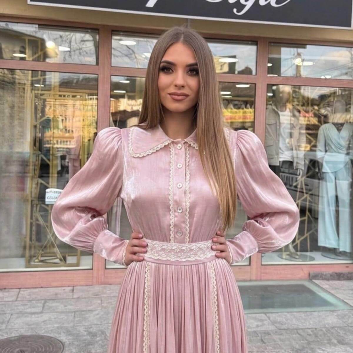 Duga braon haljina sa čipkom – elegantna ženska haljina za posebne prilike