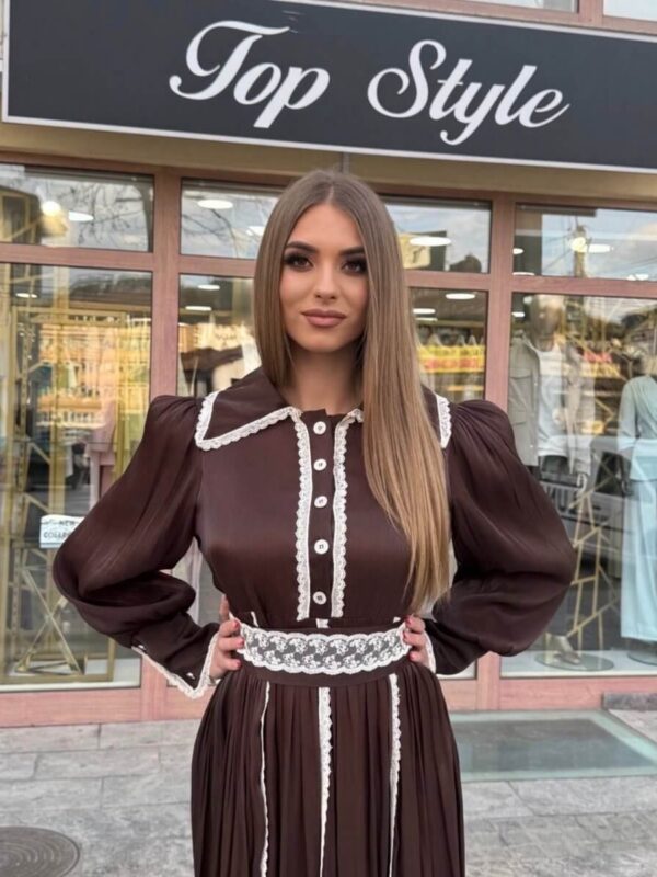 Elegantna duga braon haljina sa belim čipkastim detaljima